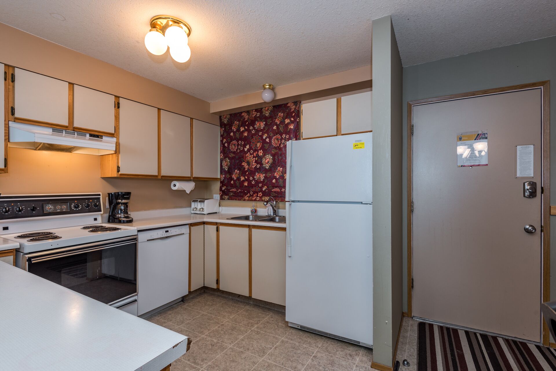 Large Unit in Pinnacles - Ski/Bike right to Door - BBQ, Hot Tub, Pet Friendly!