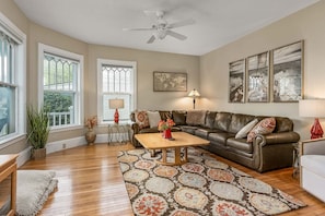 TV - A Regal House Located in Downtown Boothbay Harbor (Boothbay Harbor)