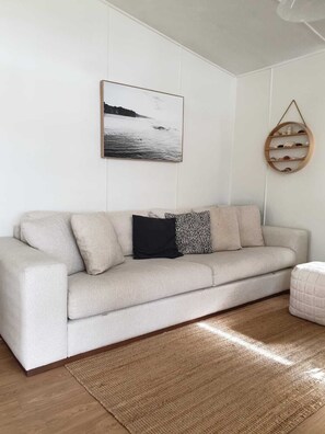 TV, fireplace, DVD player, books - A Lazy Breeze, Cudmirrah (Cudmirrah)