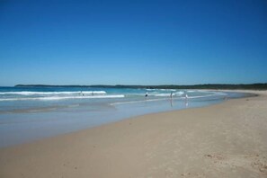 Beach nearby, sun loungers - A Lazy Breeze, Cudmirrah (Cudmirrah)