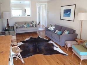 Smart TV, books, stereo - CUBBYHOUSE - Lake/Beach/Park opposite, Pet Friendly.
Sleeps 7- 3 bdrm, 2 bathrm
 (Culburra Beach)