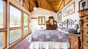 Spa - Fawlty Farm in Taylor Bay with 3 FREE experiences (Taylor Bay)