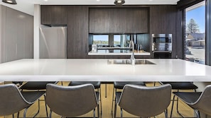 Microwave, dishwasher, coffee/tea maker - Manhattan@SoHo - Ocean Views (Gerringong)