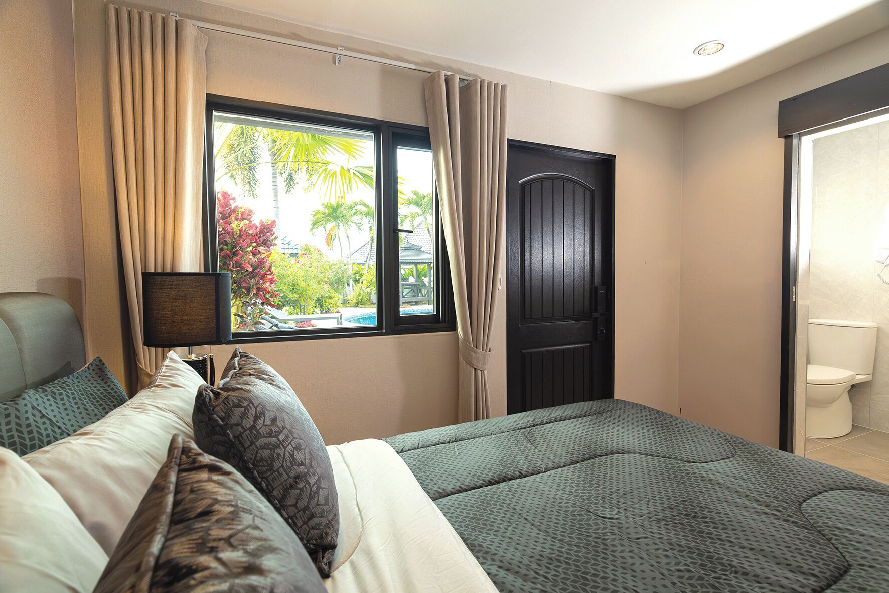 6 bedrooms, in-room safe, iron/ironing board, travel crib