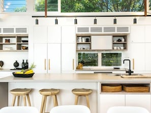 Fridge, microwave, oven, stovetop - Ayindi - Best views & literally cross road from beach. Stunning sunset. (Byron Bay)