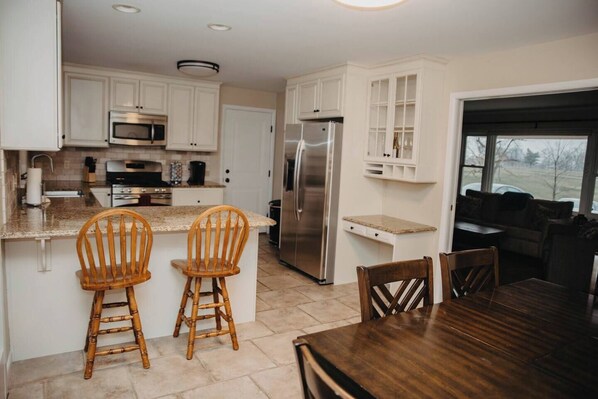 Jääkaappi, mikroaaltouuni, uuni, liesi