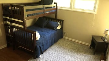 4 bedrooms, iron/ironing board, WiFi, bed sheets