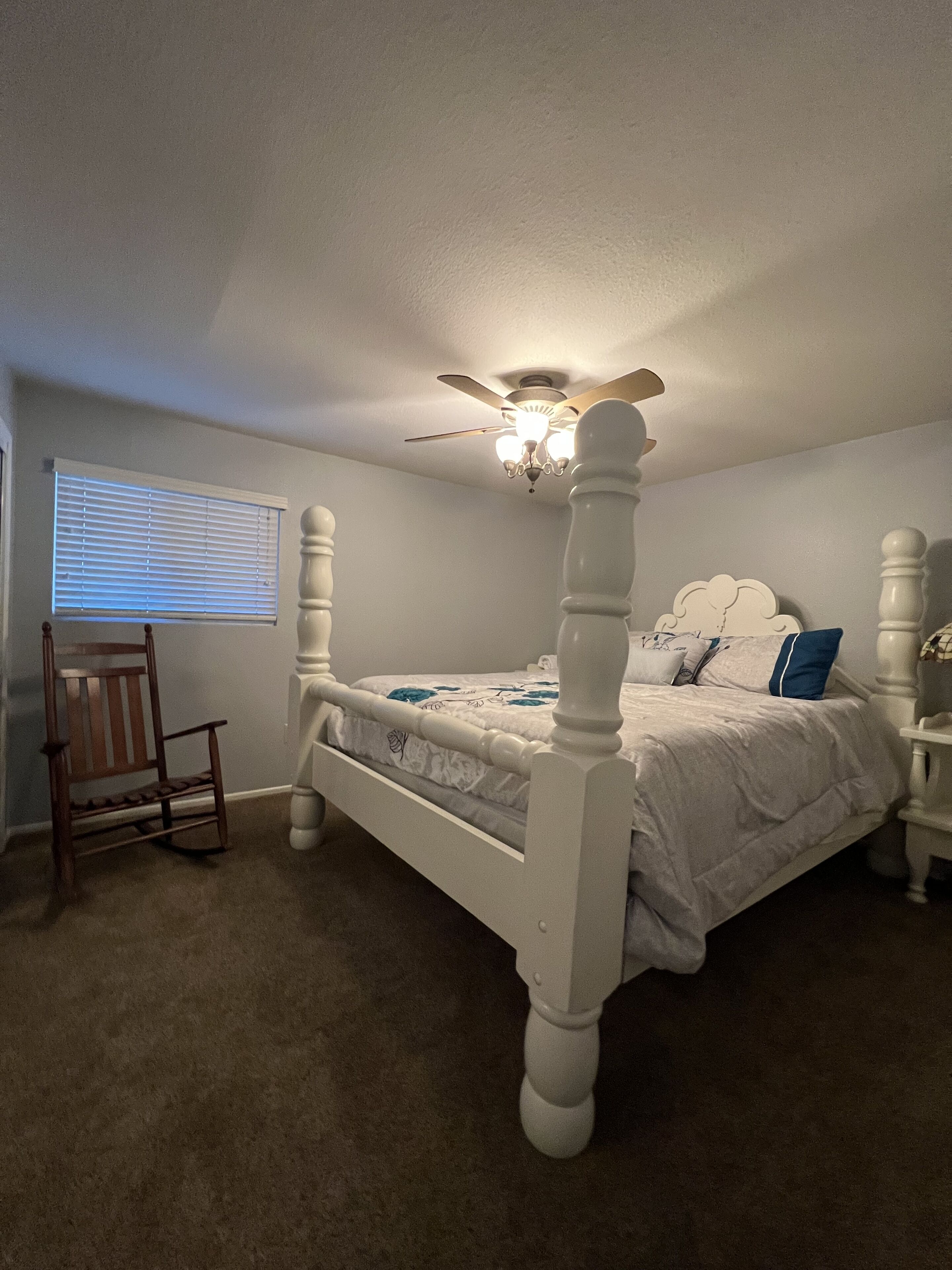 Steps to the Marina and community pool, Wifi, and Private Slip!