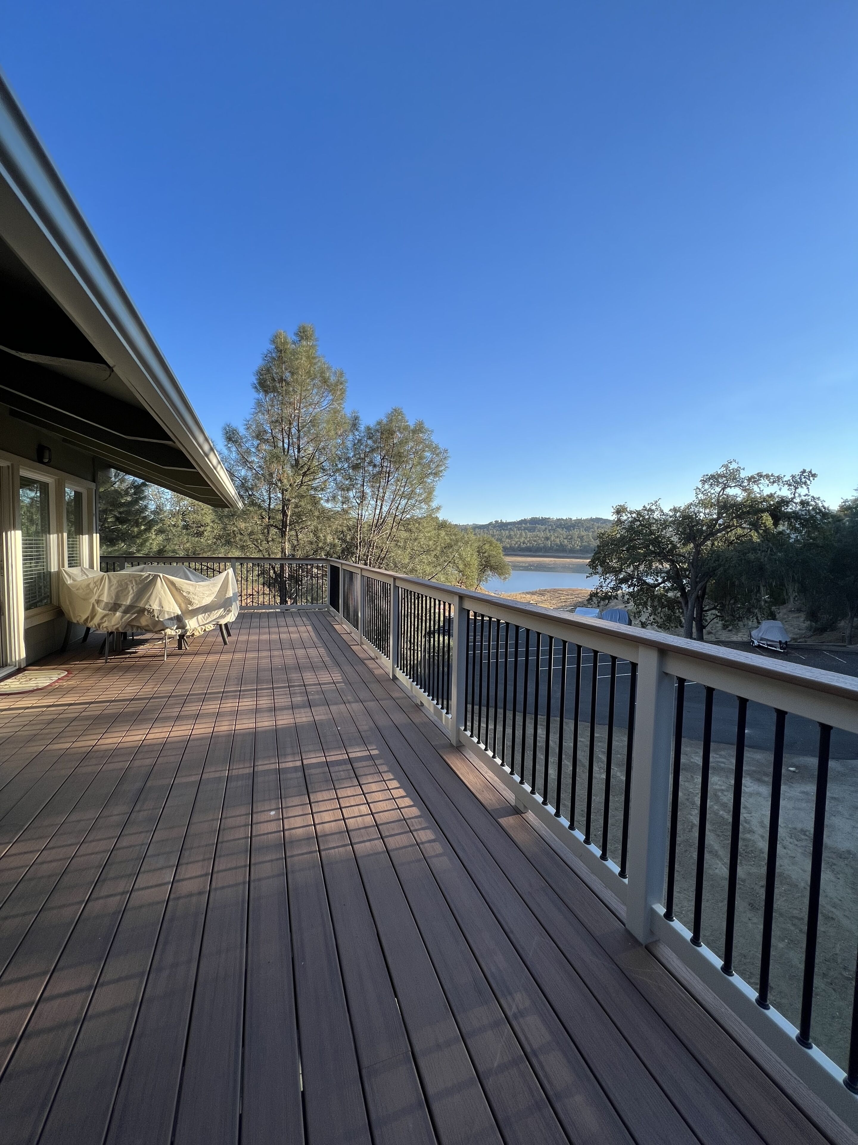 Steps to the Marina and community pool, Wifi, and Private Slip!