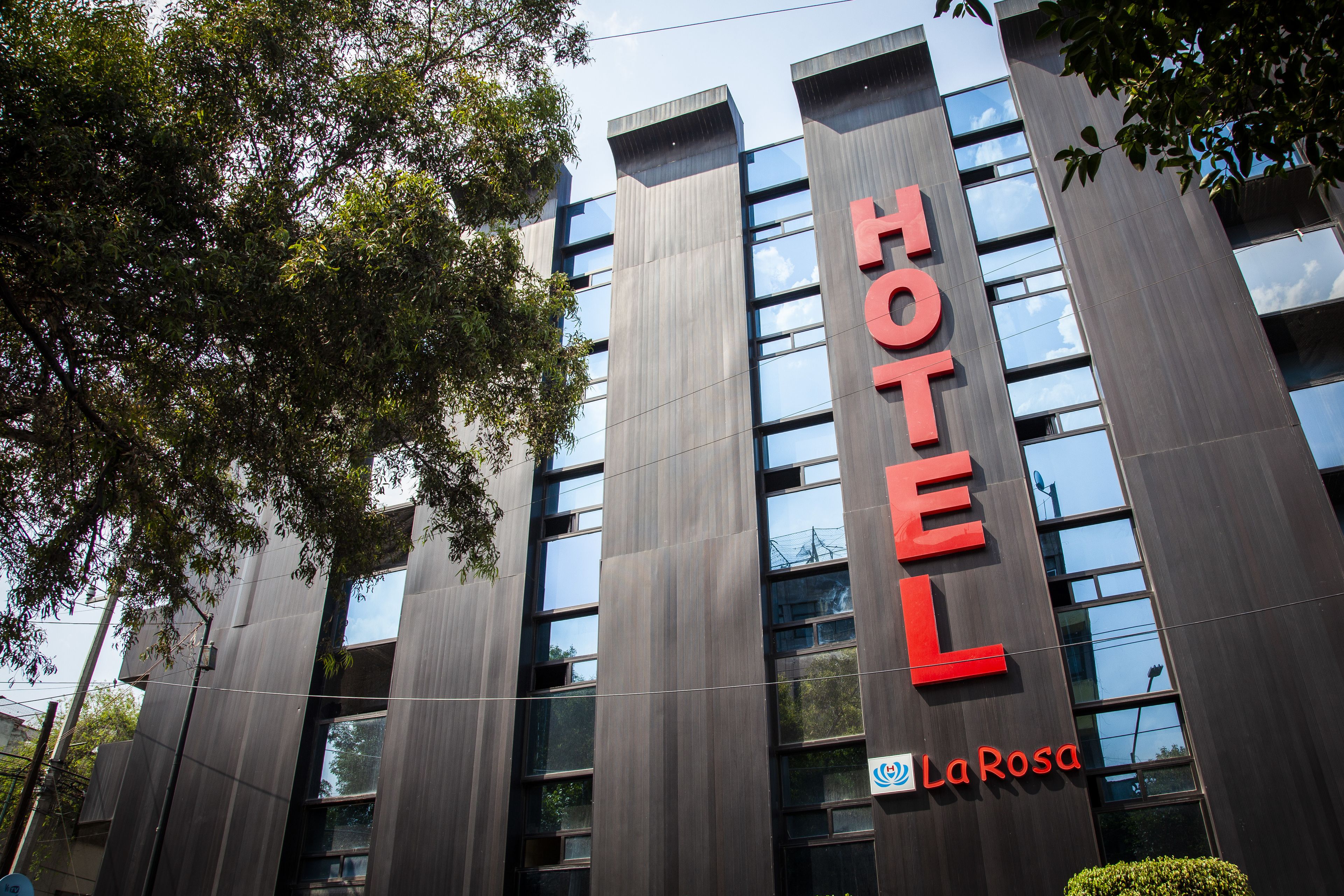 Vista frontal de la propiedad