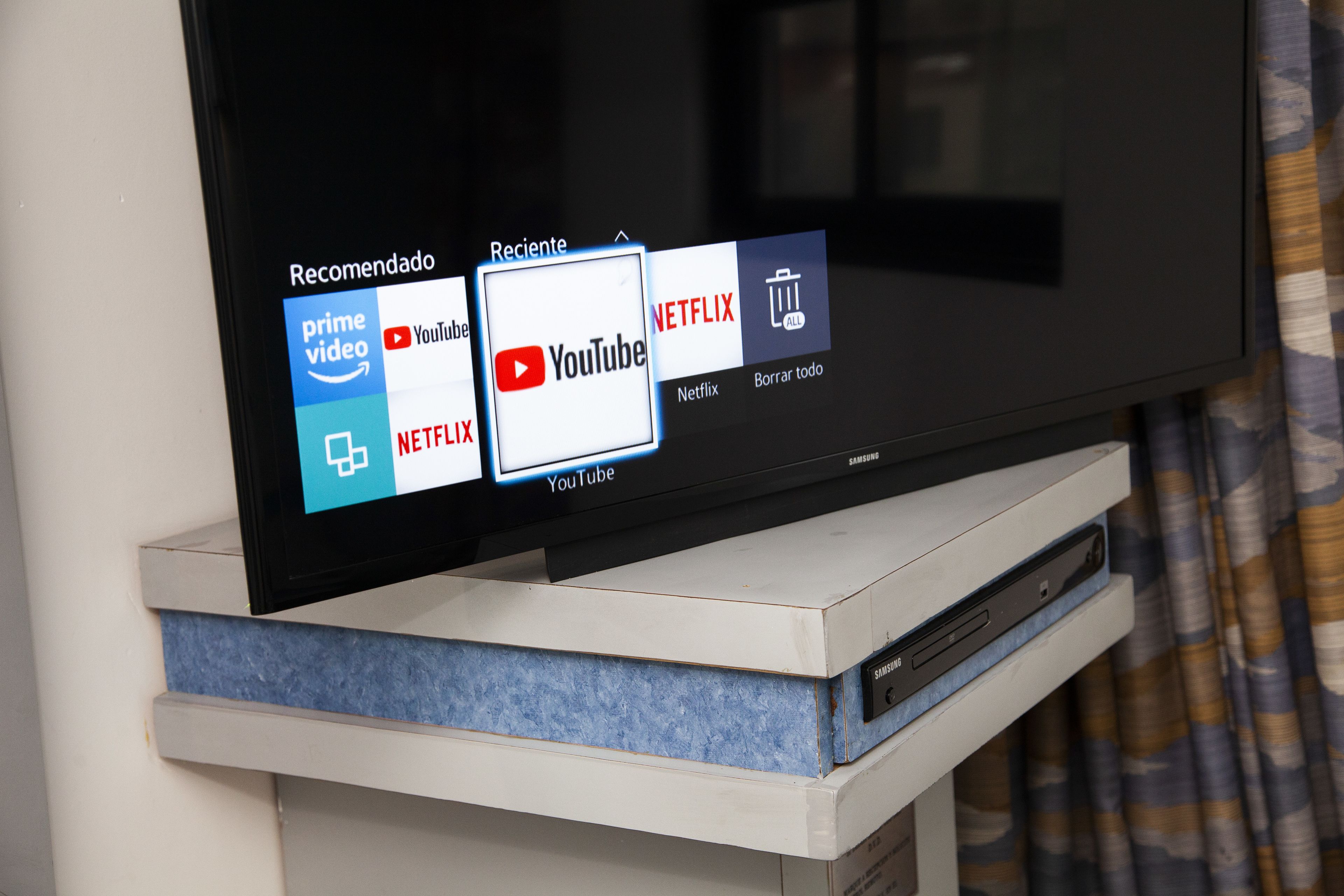Ein Fernseher zeigt eine Streaming-Dienstanwendung mit Optionen wie YouTube, Netflix und Prime Video.