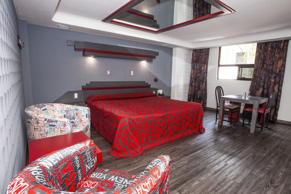 Comfort Room, 1 King Bed, Non Smoking | Blackout drapes, iron/ironing board (on request), WiFi (free)