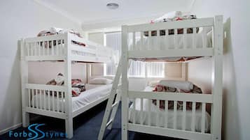 4 habitaciones, tabla de planchar con plancha y cuna de viaje
