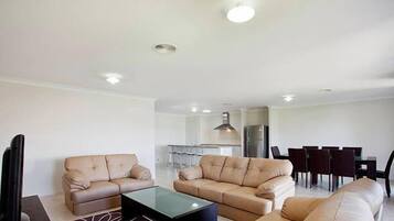 Televisio, DVD-soitin, stereot