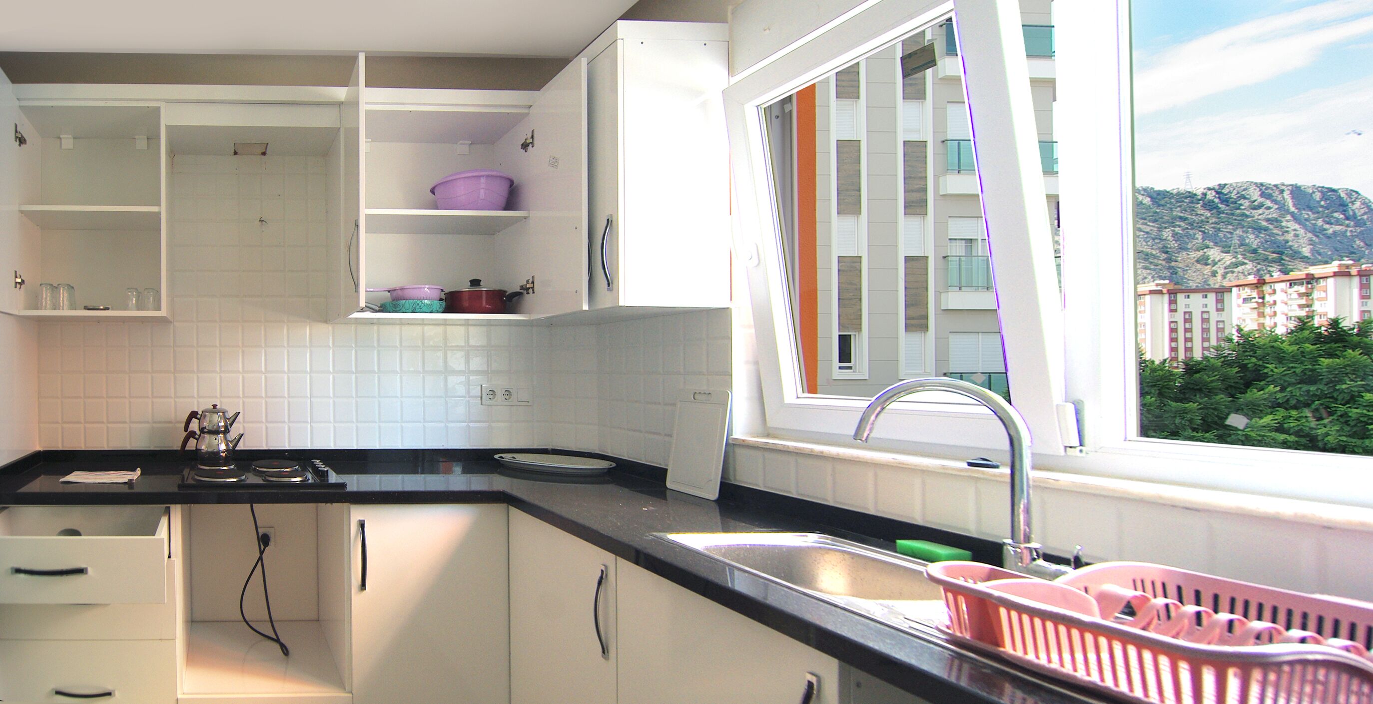 Spacious 2 bedroom apartment with big kitchen and mountain view