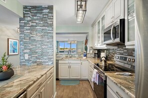 Een koelkast, een microgolfoven, een oven, een kookplaat