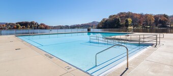 Lakeside Retreat at The Ginkgo Cottage - Location, location, location