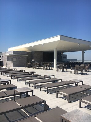 Outdoor dining - Stylish Oceanview  apartment in Hollywood Beach + 2 free bikes  (Hollywood)