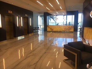 Lobby - Stylish Oceanview  apartment in Hollywood Beach + 2 free bikes  (Hollywood)