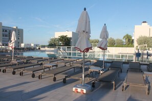 Outdoor pool, a rooftop pool - Stylish Oceanview  apartment in Hollywood Beach + 2 free bikes  (Hollywood)