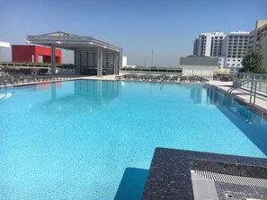 Outdoor pool, a rooftop pool - Stylish Oceanview  apartment in Hollywood Beach + 2 free bikes  (Hollywood)