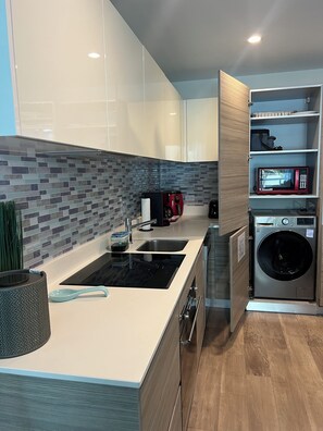 Fridge, microwave, oven, stovetop - Stylish Oceanview  apartment in Hollywood Beach + 2 free bikes  (Hollywood)