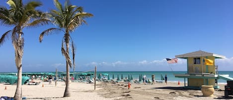 在海滩、沙滩椅、海滩遮阳伞、沙滩毛巾