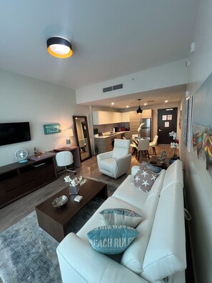 Smart TV, books - Stylish Oceanview  apartment in Hollywood Beach + 2 free bikes  (Hollywood)