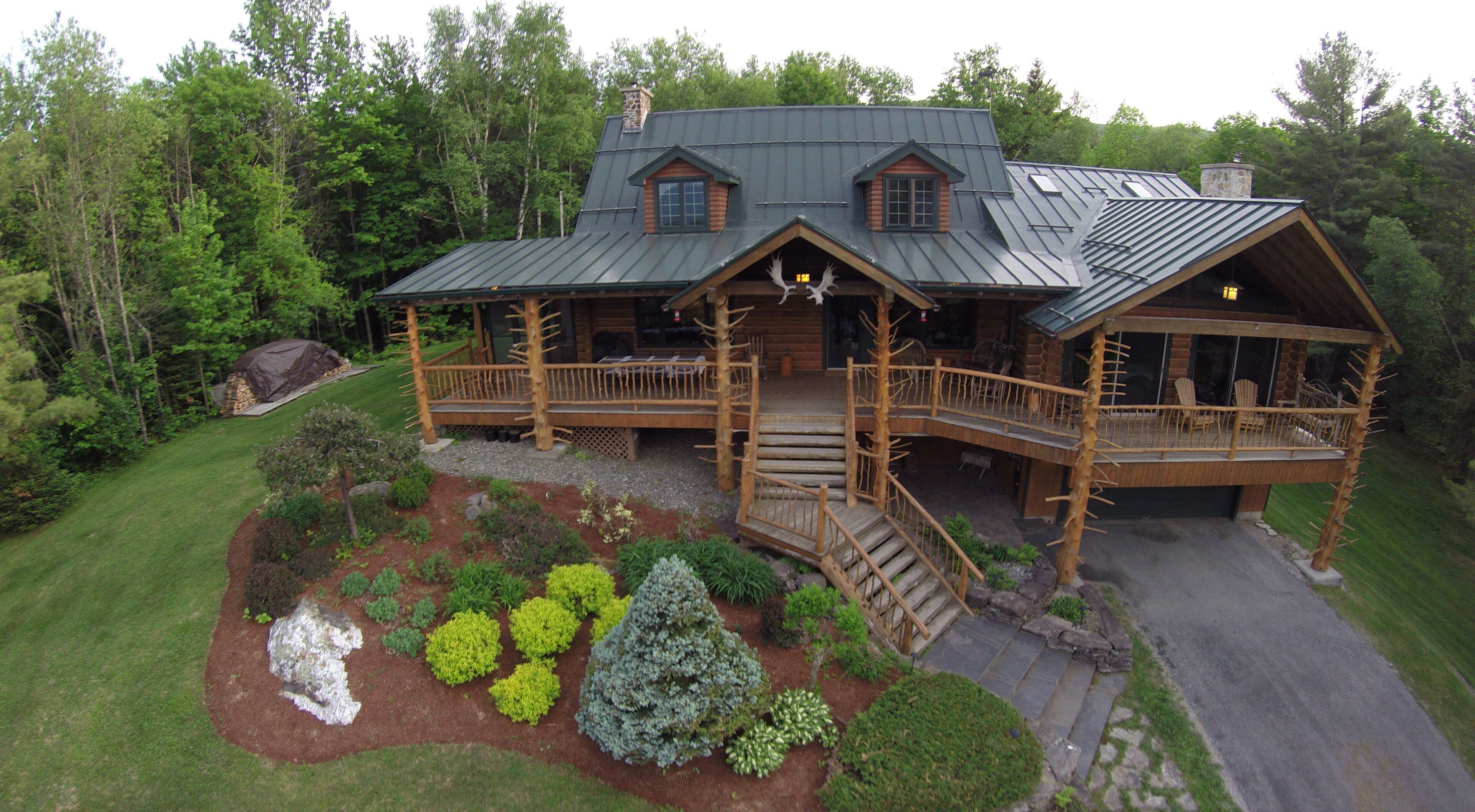 Moose Meadow Lodge & Treehouse - Adirondack style log cabin on 86 private acres