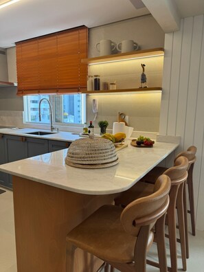 Geladeira, micro-ondas, fogão, cooktop