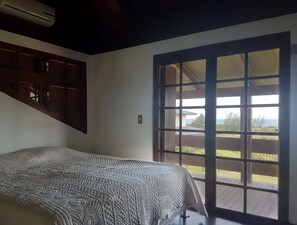 4 bedrooms, iron/ironing board, WiFi, bed sheets - SOUTH FRONT OF SILVEIRA BEACH IN GAROPABA (Garopaba)