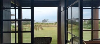 SØRFRONTEN AV SILVEIRA STRAND I GAROPABA