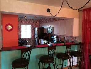 Mikrobølgeovn, ovn, kokeplater og oppvaskmaskin