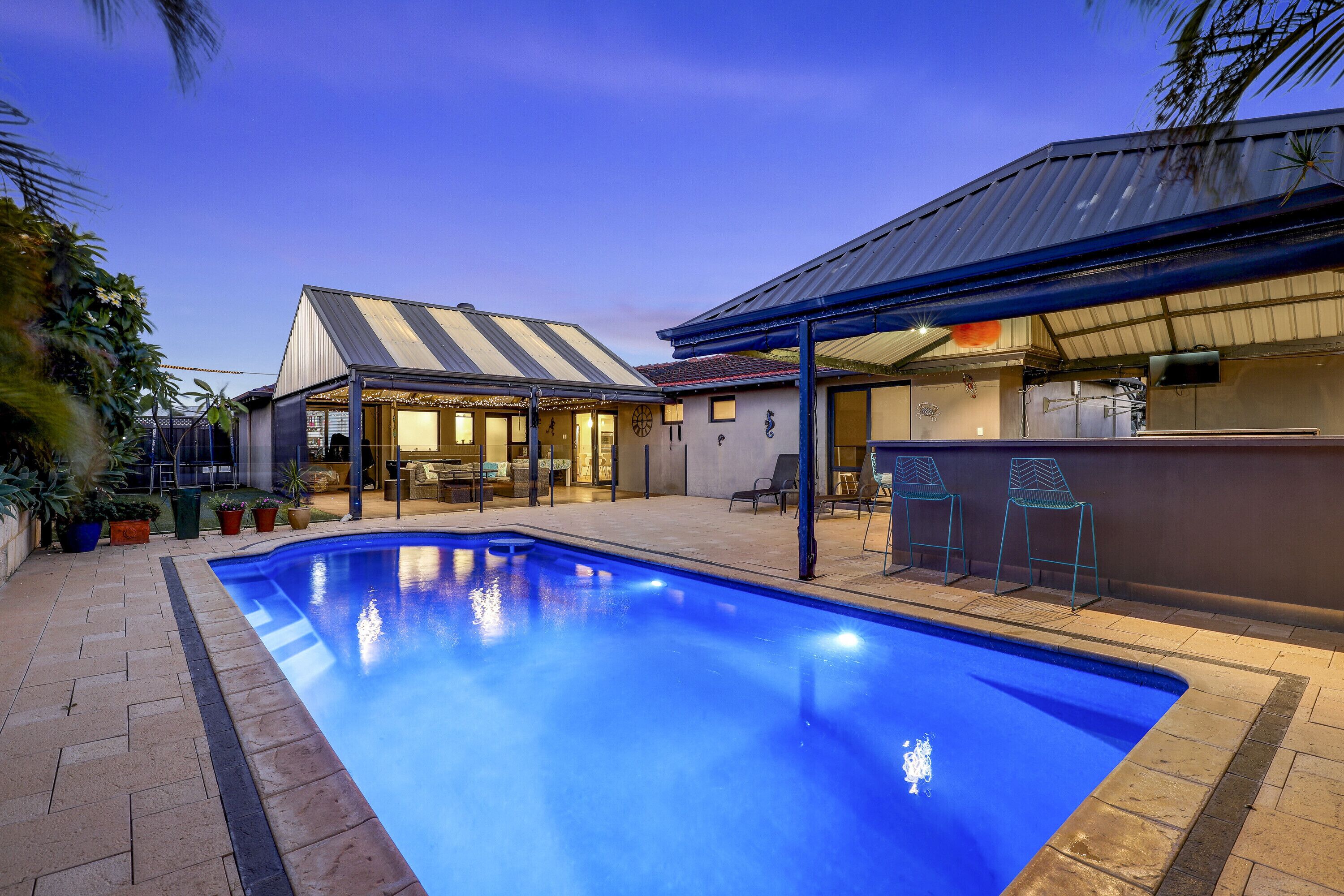 Blue Water  - Your  "luxury Resort Style" home in Perth Metro near Beach.