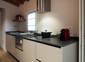 Frigorifero, microonde, lavastoviglie, macchina per tè/caffè
