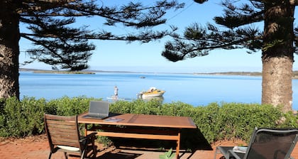 Hohes Kiefern-Strand-Haus bei Dutton Bay. Coffin Bay Wasserstraßen