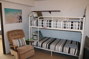 4 bedrooms, iron/ironing board, bed sheets