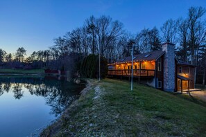 Exterior - Lakefront Estate on 10 acres, Heated pool/pickleball/Volleyball/Soccer/Hot tub (Kunkletown)