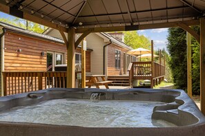 Terrace/patio - Lakefront Estate on 10 acres, Heated pool/pickleball/Volleyball/Soccer/Hot tub (Kunkletown)