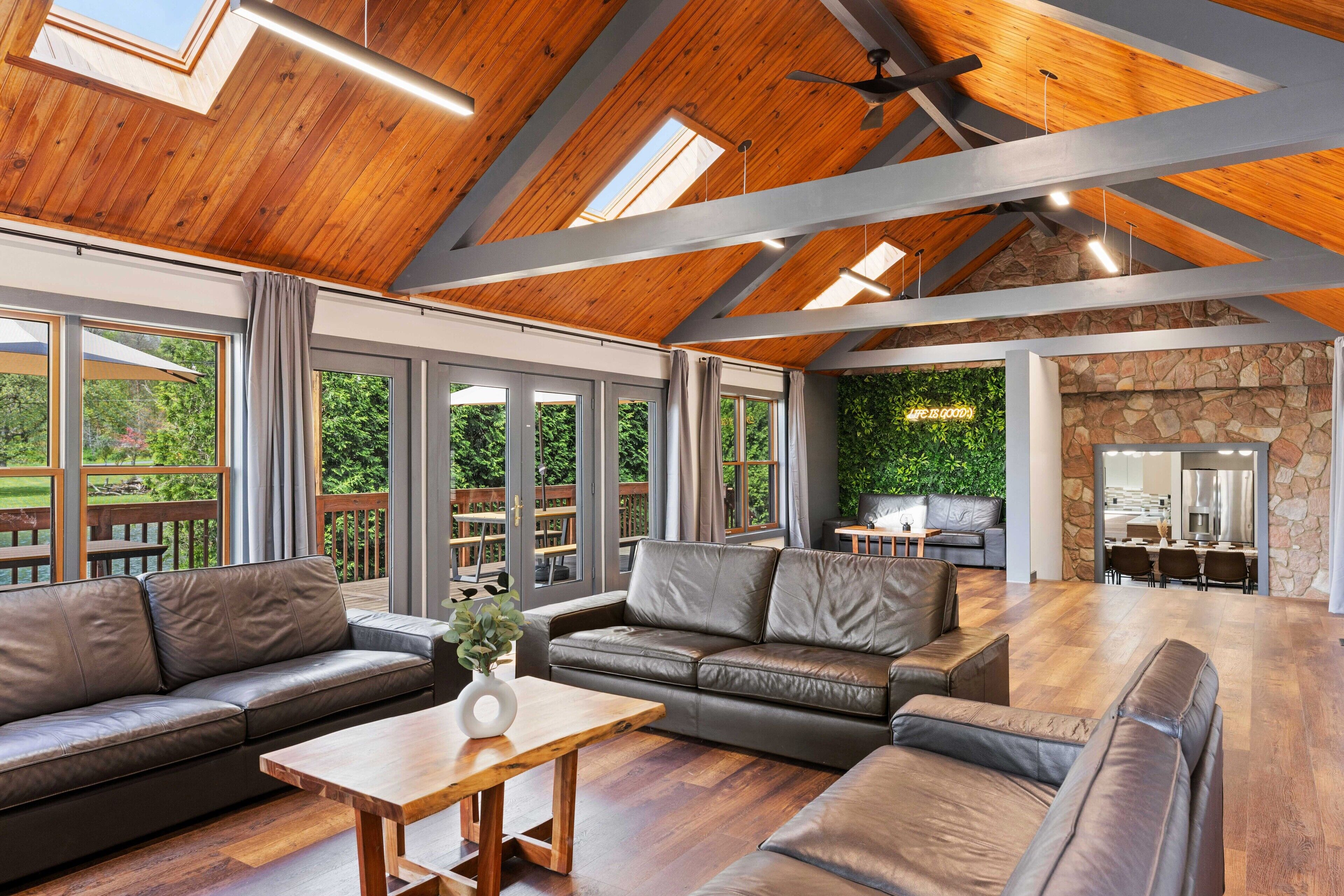 Smart TV, fireplace, video games, table tennis