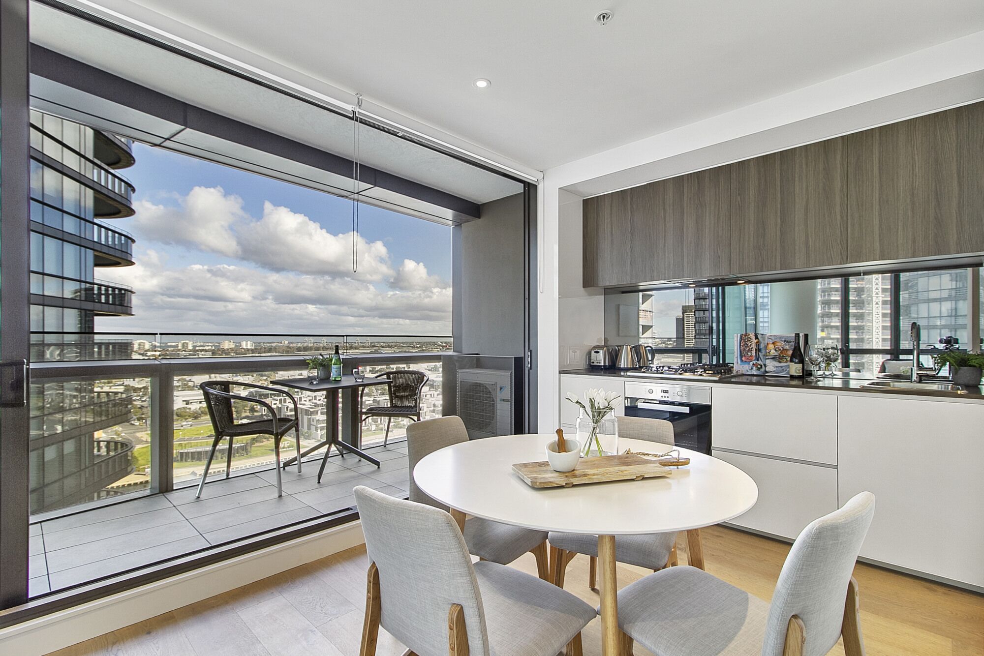 Stylish Waterfront Apartment With Docklands Views