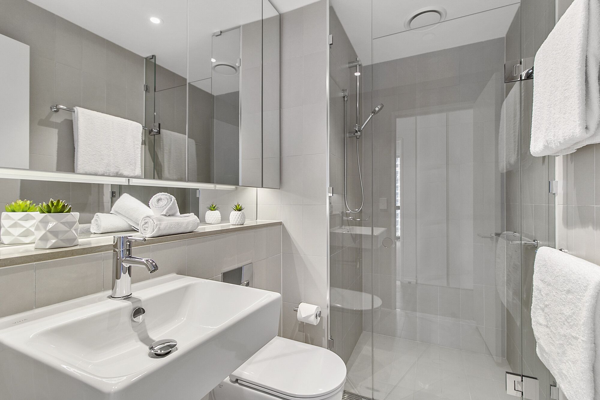 Stylish Waterfront Apartment With Docklands Views