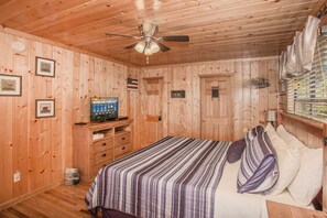 2 bedrooms, iron/ironing board, free WiFi, bed sheets - PrivateSunsets: Mtn Views, Hot Tub, Wifi, Resort Pool, near Dollywood (Sevierville)