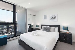 2 bedrooms, iron/ironing board, WiFi, bed sheets - Ilixir Apartments by Ready Set Host (Cheltenham)