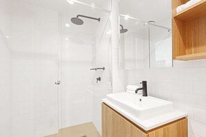 Dusche, Haartrockner, Handtücher, Seife