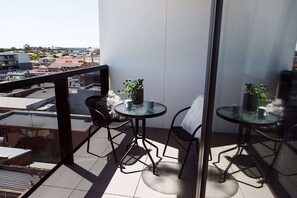 Outdoor dining - Ilixir Apartments by Ready Set Host (Cheltenham)