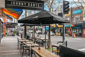 Outdoor dining - Ilixir Apartments by Ready Set Host (Cheltenham)