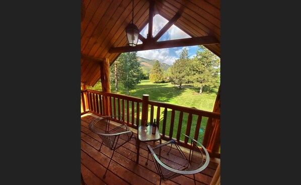 Property grounds - Sleeping Wolf Studio w/ ski trail & river access, pool/hot tub (Winthrop)