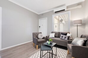 Fernseher, Kamin, DVD-Player, Streaming-Dienste