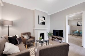 TV, DVD player, streaming services - Cute and Cosy - Events, Workers and Getaways (Murray Bridge)